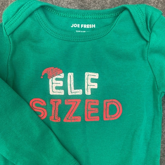 🌟3/$15🌟 Joe Fresh Cotton Christmas Graphic Bodysuit Size 6-12 M - Picture 3 of 8